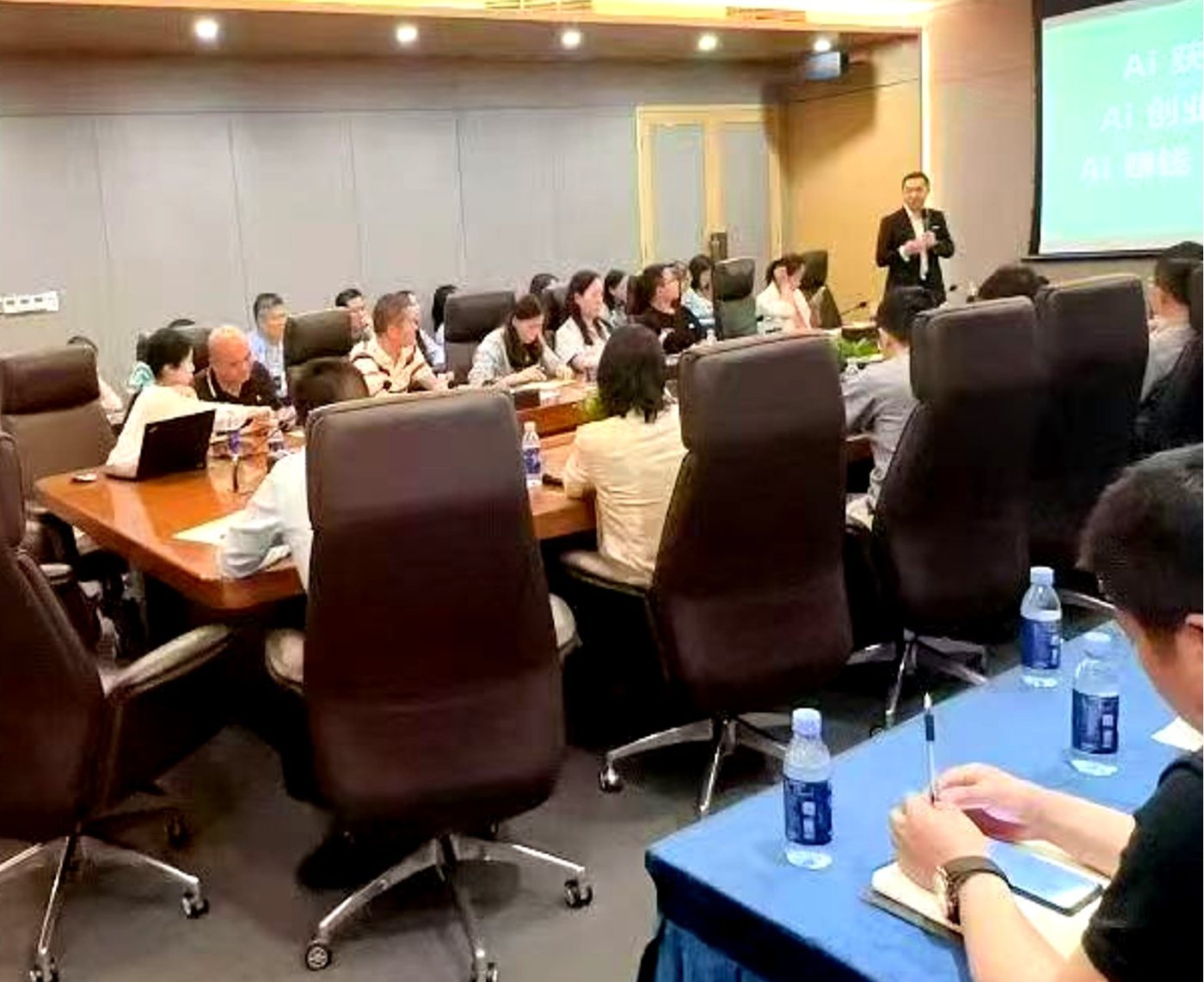 AI主题沙龙圆桌研讨现场